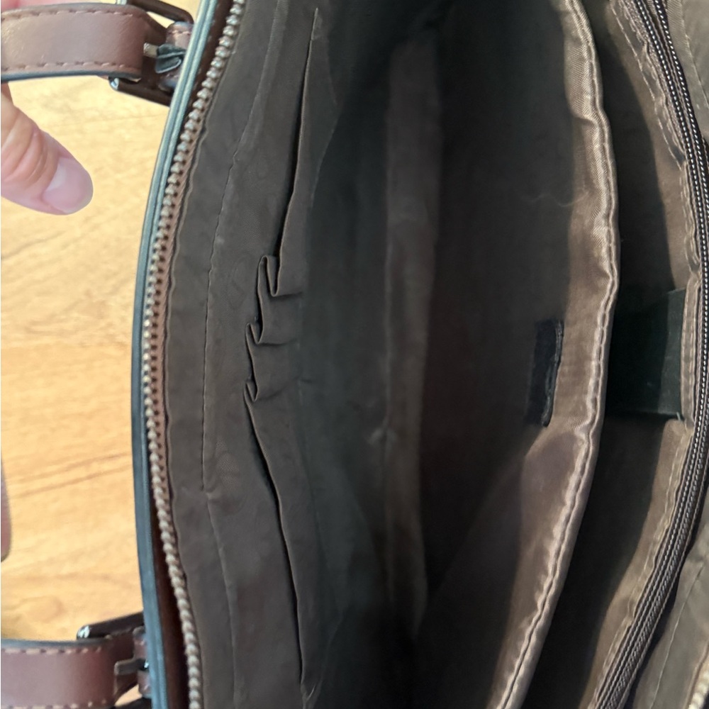 Elegant Brown Leather Tote Bag with Clean Lines - Picture 8 of 9